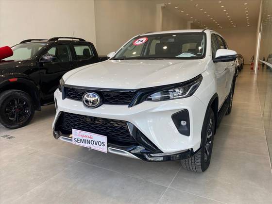 TOYOTA HILUX SW4 2.8 D-4D TURBO DIESEL SRX PLATINUM 7L 4X4 AUTOMÁTICO TOYOTA HILUX SW4 2.8 D-4D TURBO DIESEL SRX PLATINUM 7L 4X4 AUTOMÁTICO